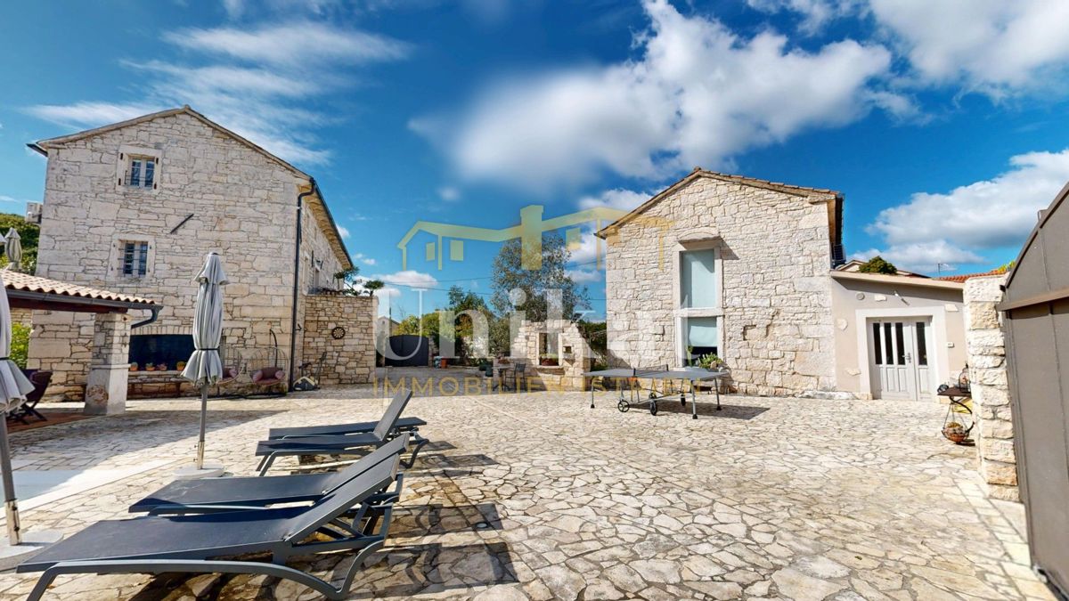 Splendida tenuta con due case in pietra e piscina